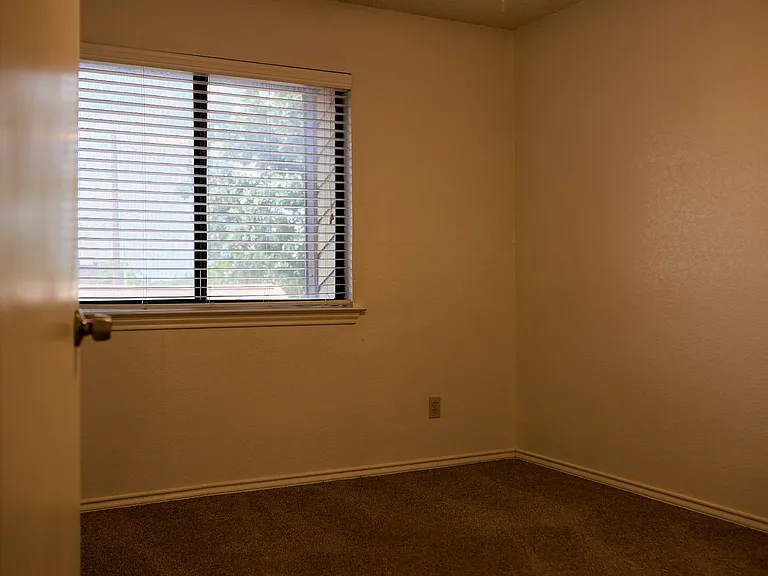 900 Kilkenny Ct #D — Photo 17