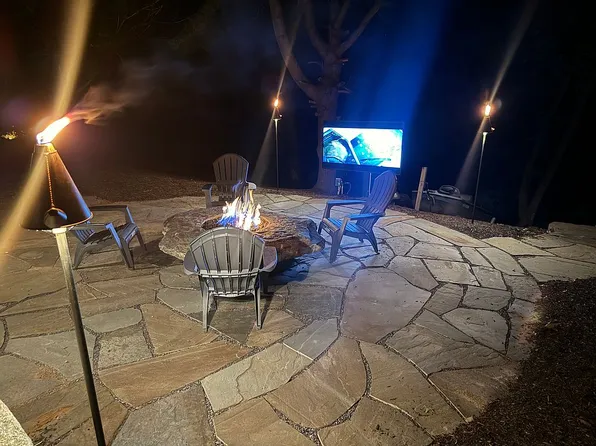 9 Hardbargain Rd, Oak Ridge, NJ 07438