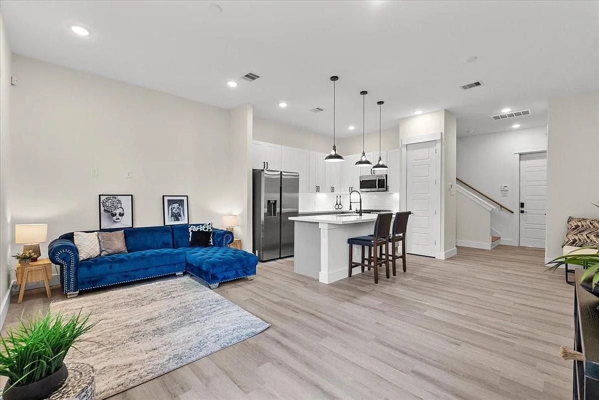 3 bed, 2.5 bath, 1598 sqft, $2,200 — Photo 1