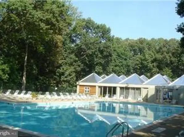 3300 Woodburn Village Dr APT 21, Annandale, VA 22003