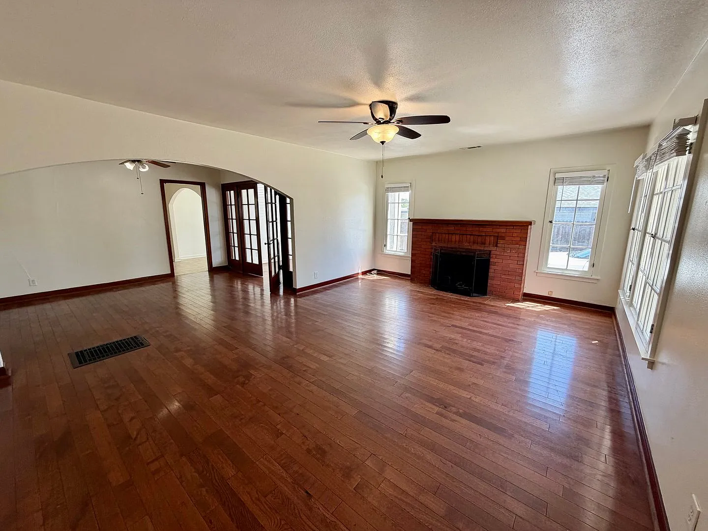 Charming Spanish Bungalow Near Downtown Upland 3 Bedrooms / 2 Bathrooms — Photo 3