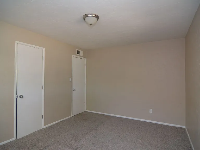 616 E Linden St — Photo 11