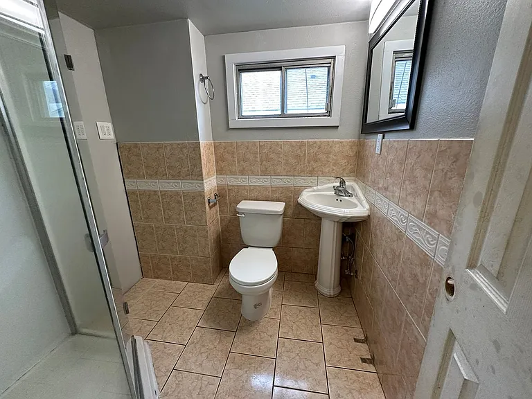 1010 E 8th St — Photo 10
