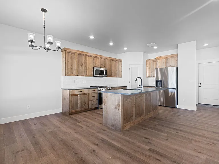 656 Jeanine Dr — Photo 9