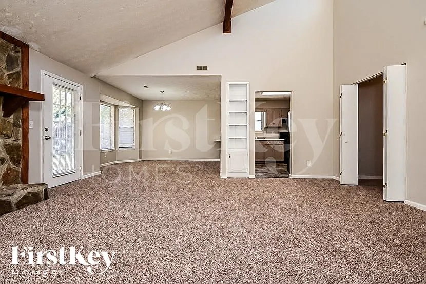 3 bed, 2.0 bath, 1738 sqft, $2,060 — Photo 3