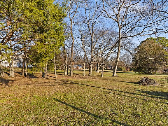 3rd image of 1045 Fontaine Dr