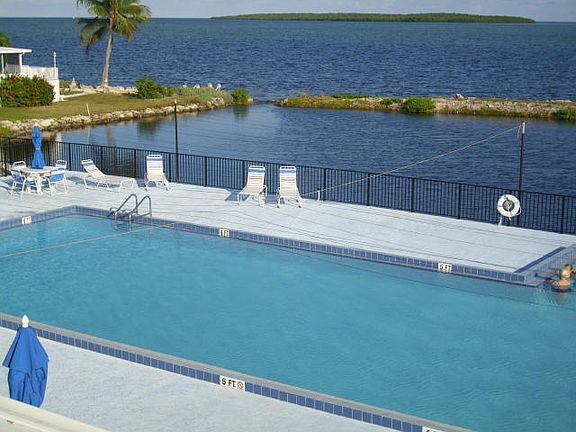 Pool right on the ocean