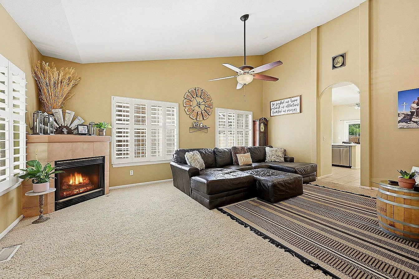 2 bed, 1096 sqft, $2,200 — Photo 3