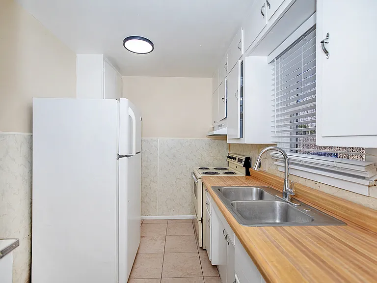 2465 S 7th Ave — Photo 5