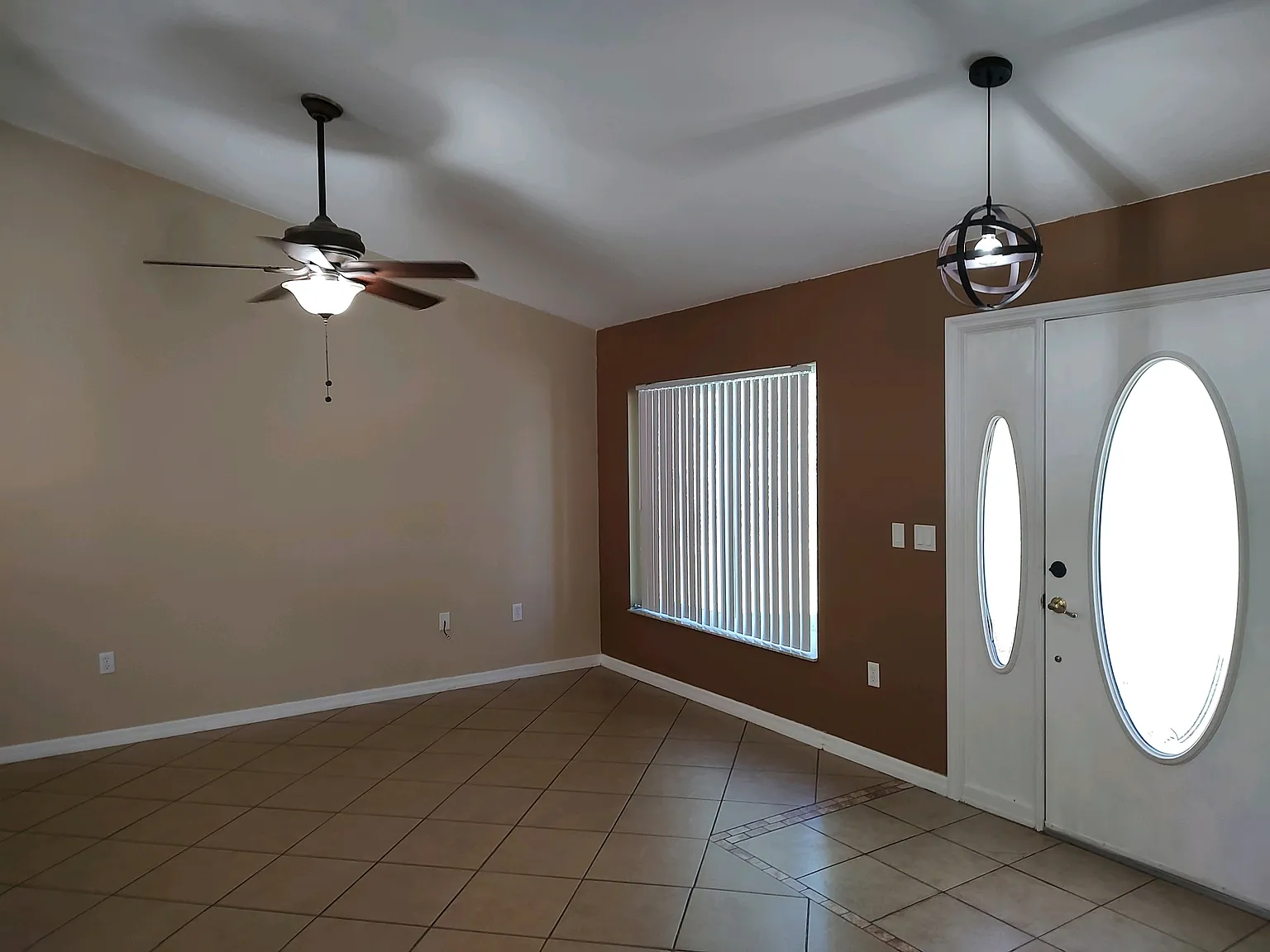 Beautiful 3 Bed 2 Bath Home On Large Fully Fenced Yard — Photo 3
