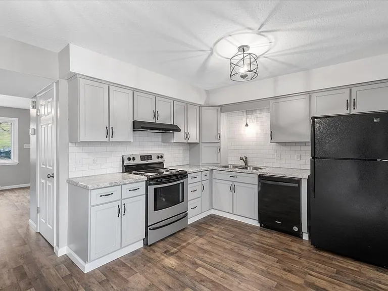 202D Stark Ave — Photo 2