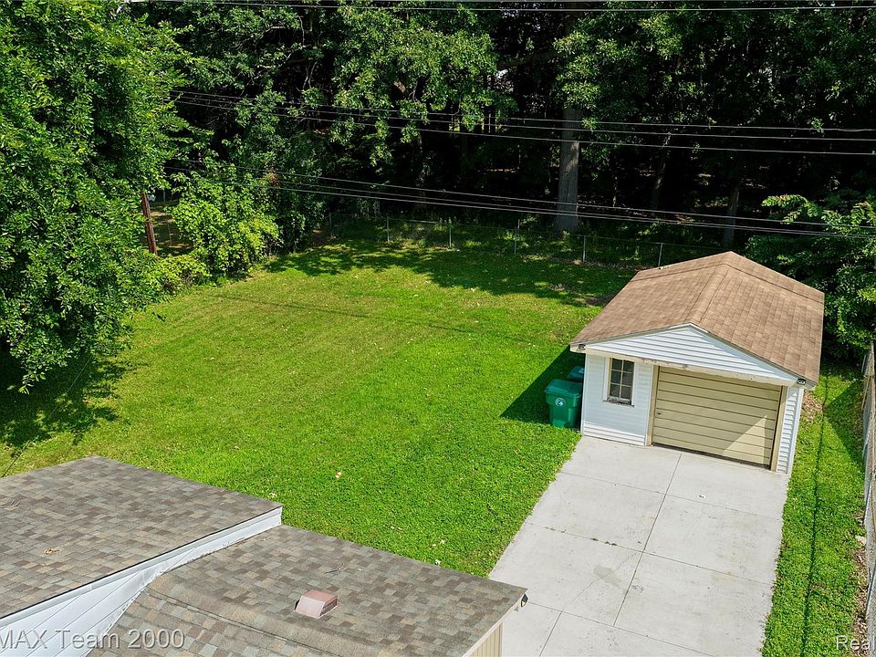 30008 Beechwood St, photo 3