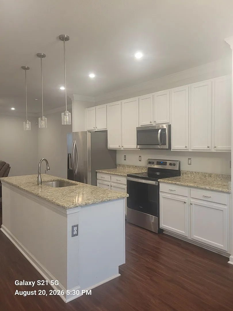 Modern 3-Bedroom Townhome Three Private Bedroom Suites! Near town center! — Photo 2