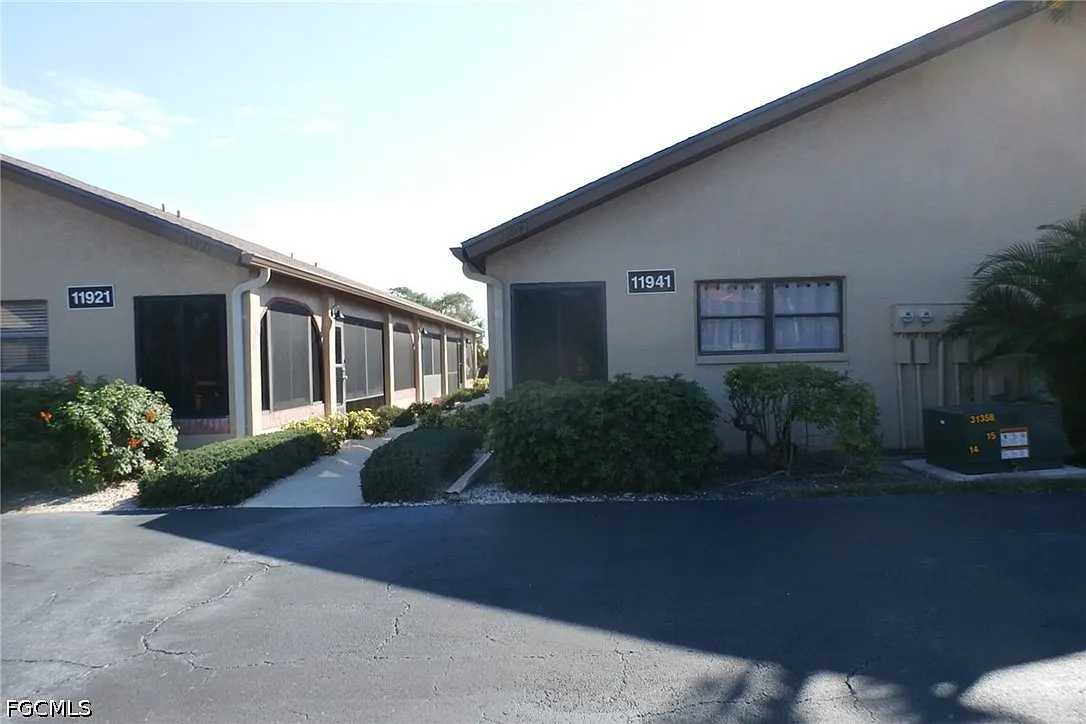 2 bed, 2.0 bath, 932 sqft, $4,000 — Photo 2