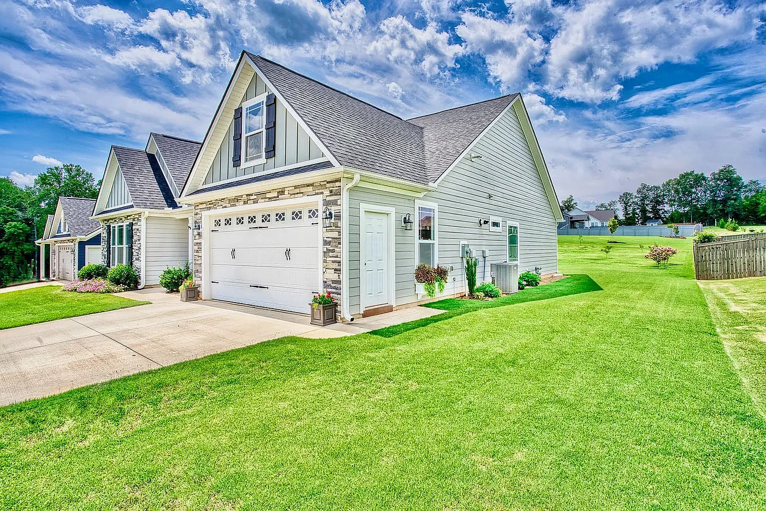 3 bed, 2.5 bath, 2100 sqft, $2,899 — Photo 3