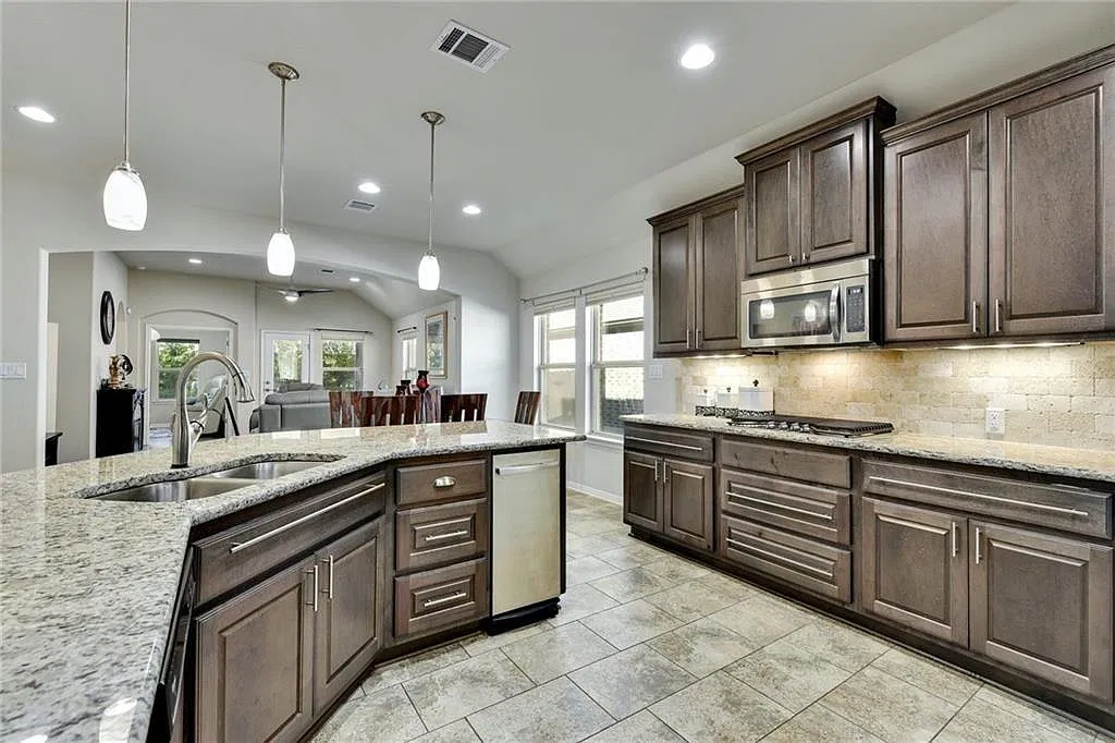 3 bed, 2271 sqft, $2,350 — Photo 2