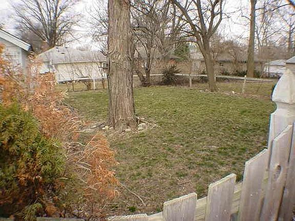 2nd image of 5868 N Rosslyn Ave