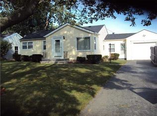 110 Woodcroft Dr, Rochester, NY 14616