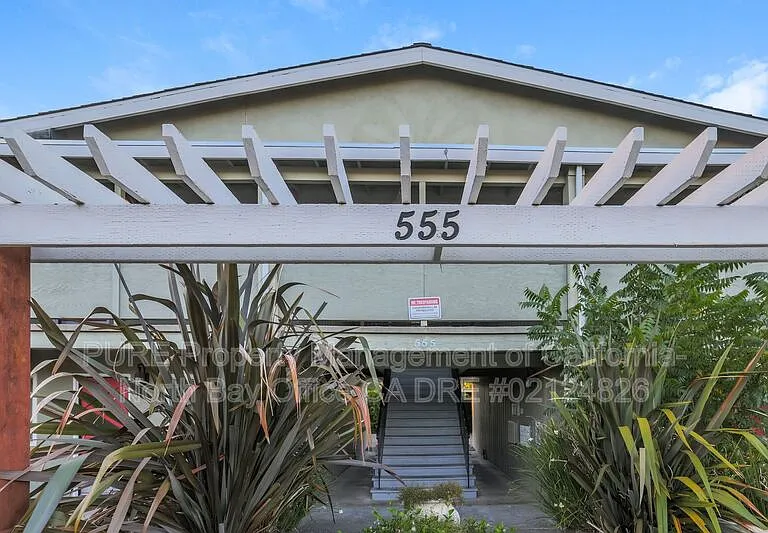 555 Dexter St #B — Photo 5