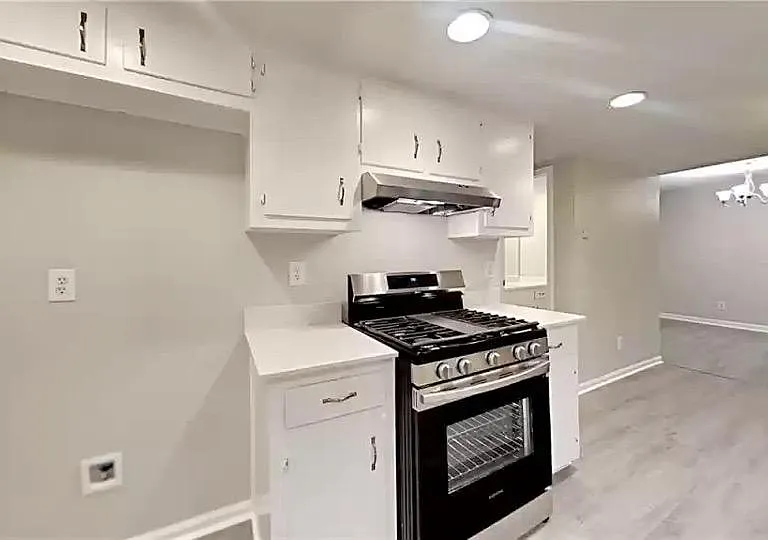 1386 Williamsburg Ln — Photo 10