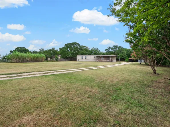 832 Green Valley Cir E, Burleson, TX 76028