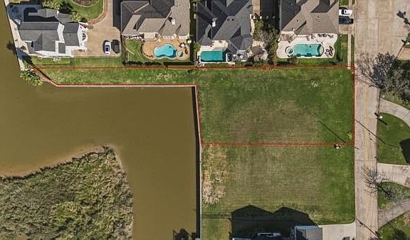 3rd image of 923 Davis Rd