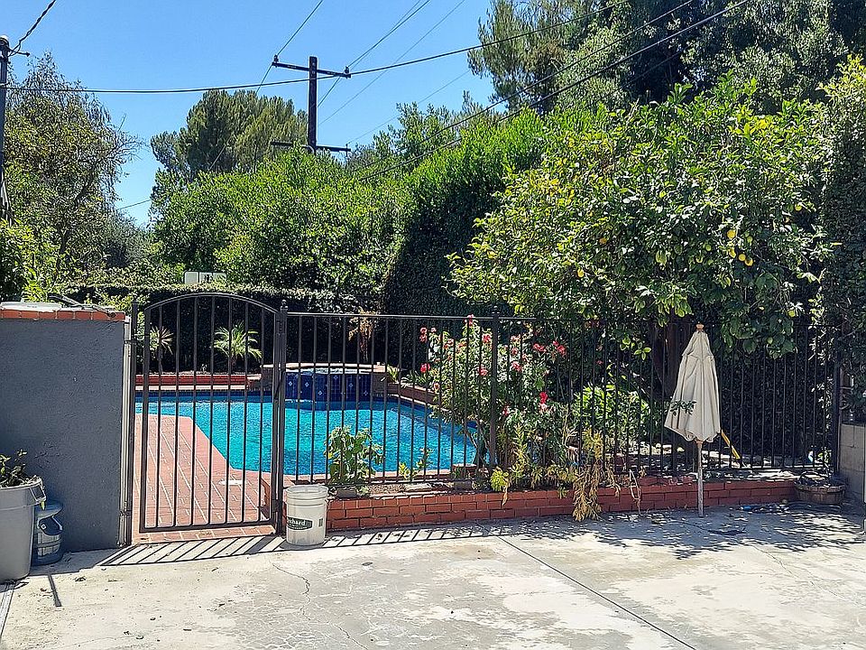 2nd image of 4749 Vineta Ave