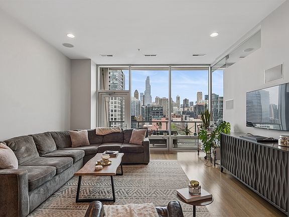 5th image of 500 W Superior St Unit 813