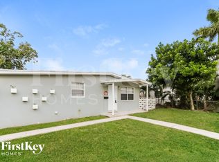 911 W Jasmine Dr, Lake Park, FL 33403