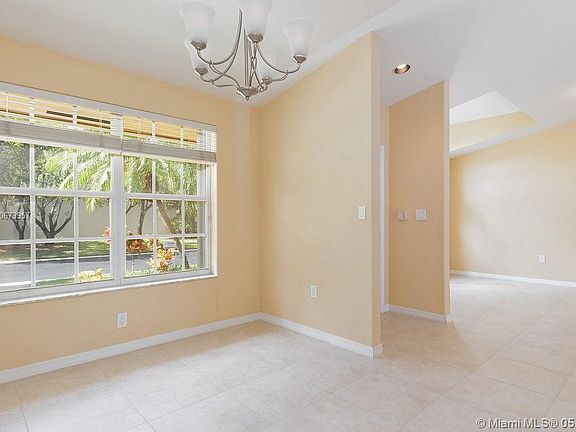 4th image of 10633 NW 54th St
