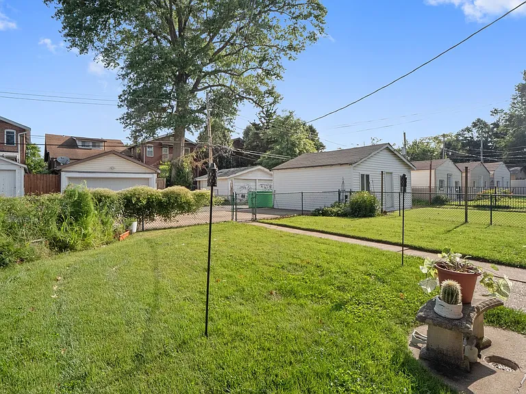 3637 Bowen — Photo 28