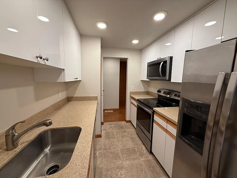 9805 NE 124th St #107 — Photo 8