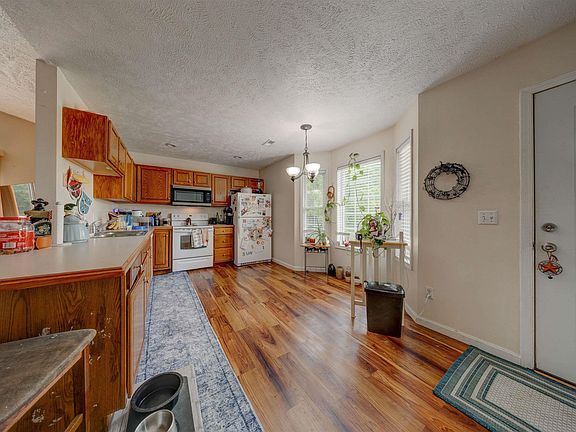 5th image of 117 & 119 W White Pine Dr