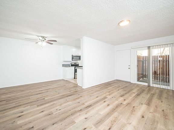 4th image of 20353 Saticoy St #82-29