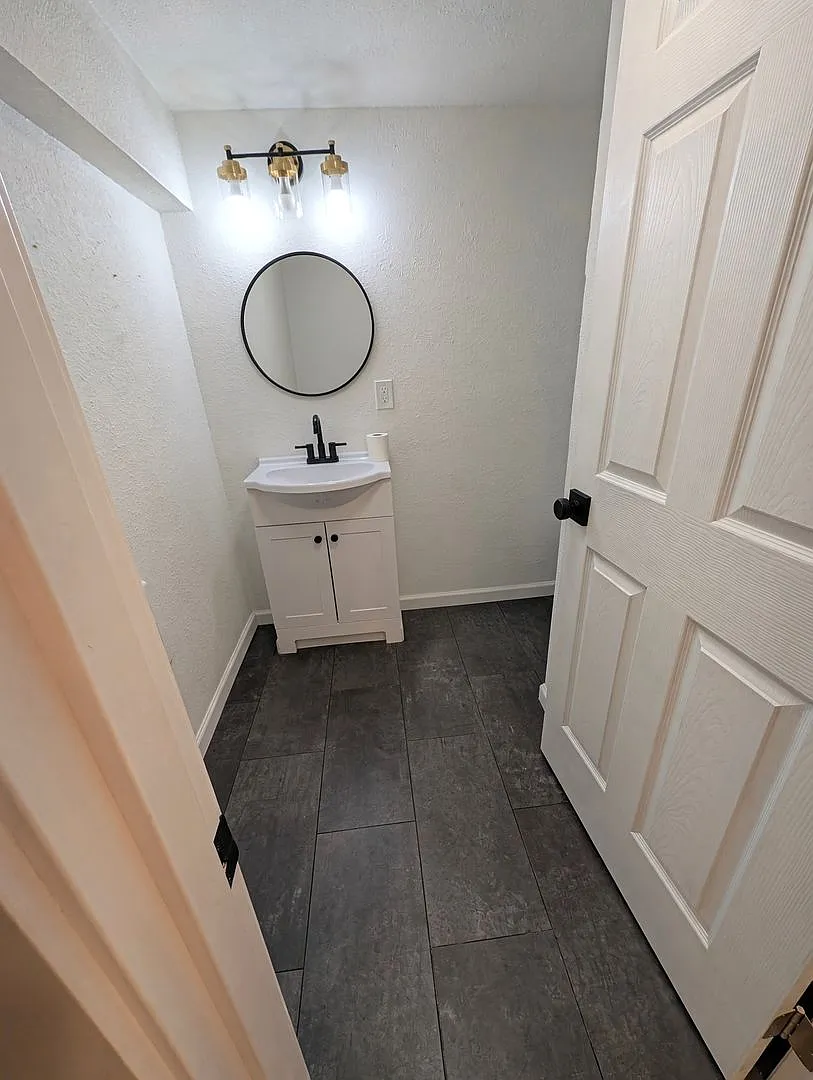 Light & Bright 2 Bedroom Normal Hill Apartment - Utilities Included! — Photo 2