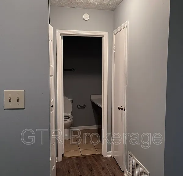 2584 Stratford Ln — Photo 10