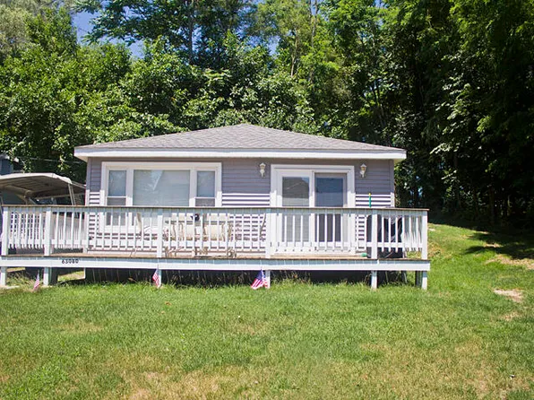 63080 Lakeshore Dr, Dowagiac, MI 49047