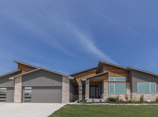 16201 Brookshire Dr, Urbandale, IA 50323