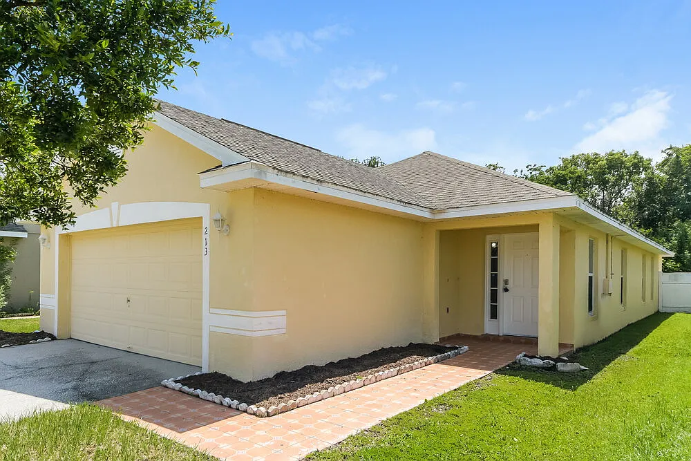 3 bed, 2.0 bath, 1560 sqft, $1,940 — Photo 3