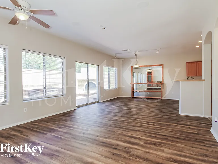 7803 S 5th Dr — Photo 2