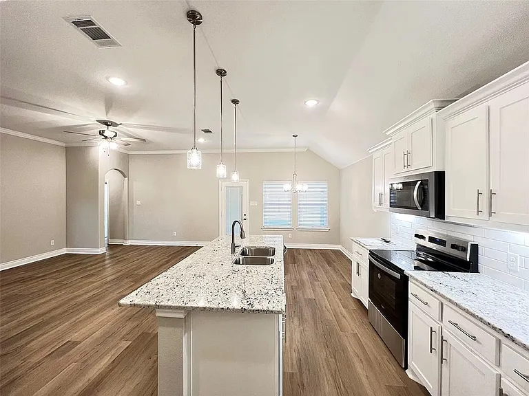806 Greyson Ln — Photo 13