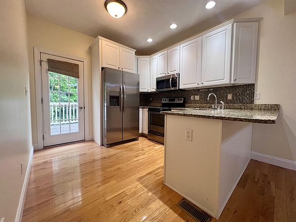 5th image of 304 Villa View Dr