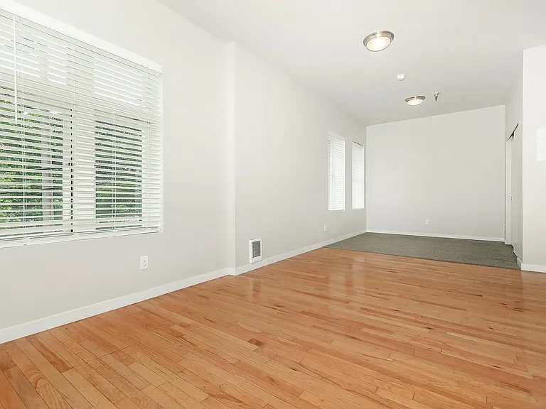 100 on 6th *Limited Time Concession: Now Offering 1 Months Free Rent* — Photo 11