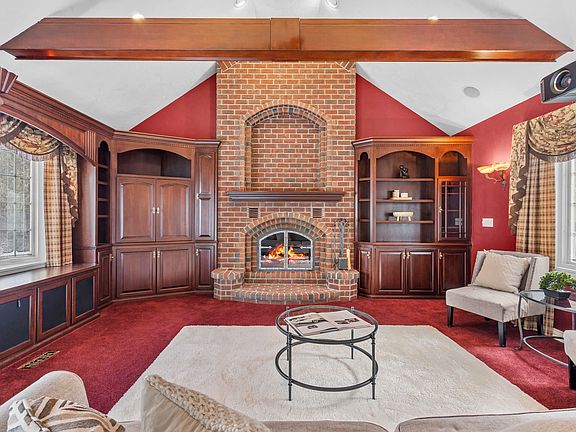 5th image of 324 E Haddonstone Dr