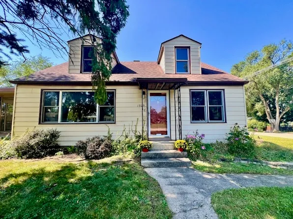 1323 Monroe St, Lake In The Hills, IL 60156