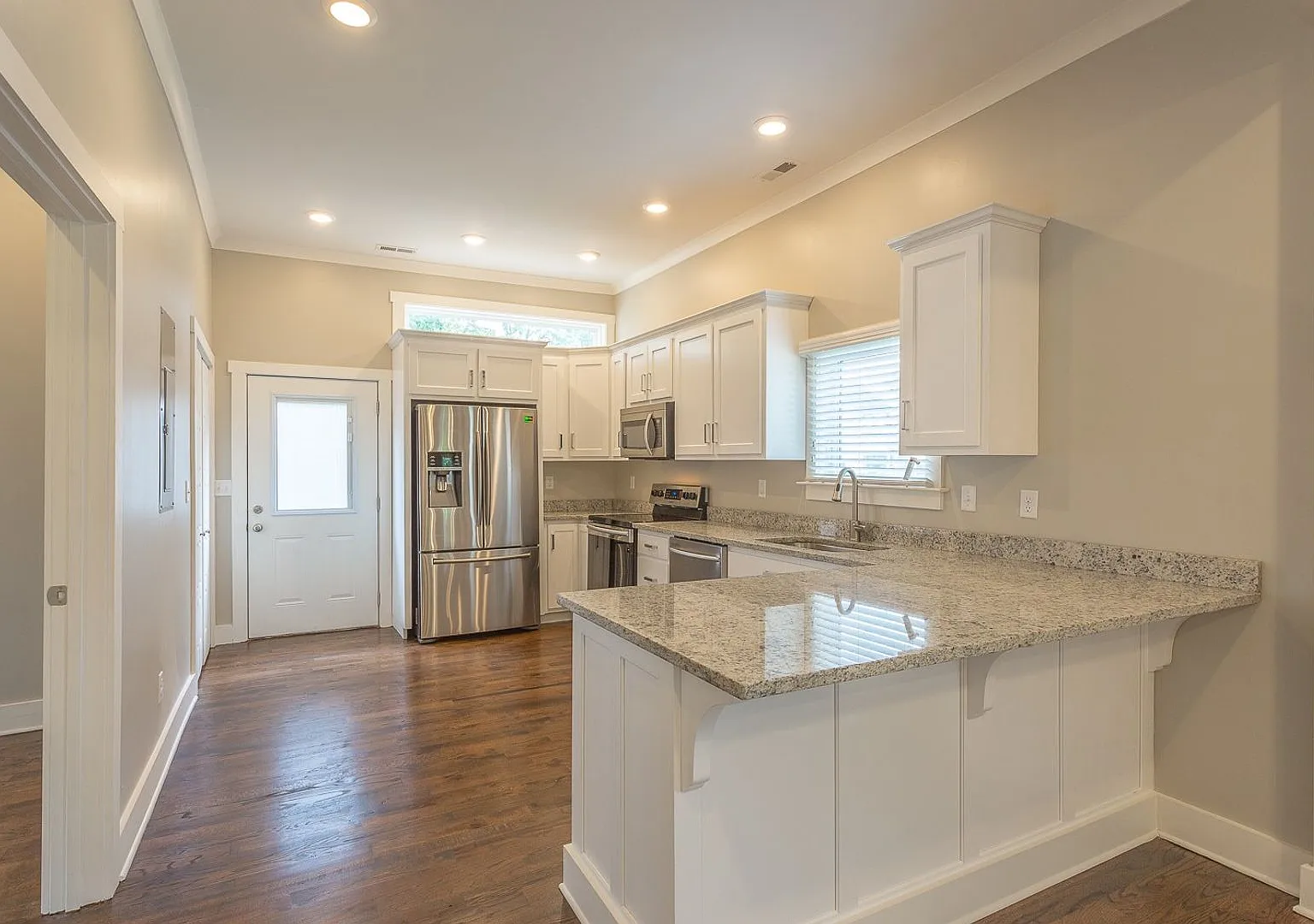 3 Bedroom Home Close To Utc, Lawncare Included! — Photo 3