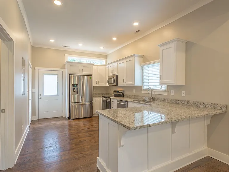 1008 Fairview Ave — Photo 3