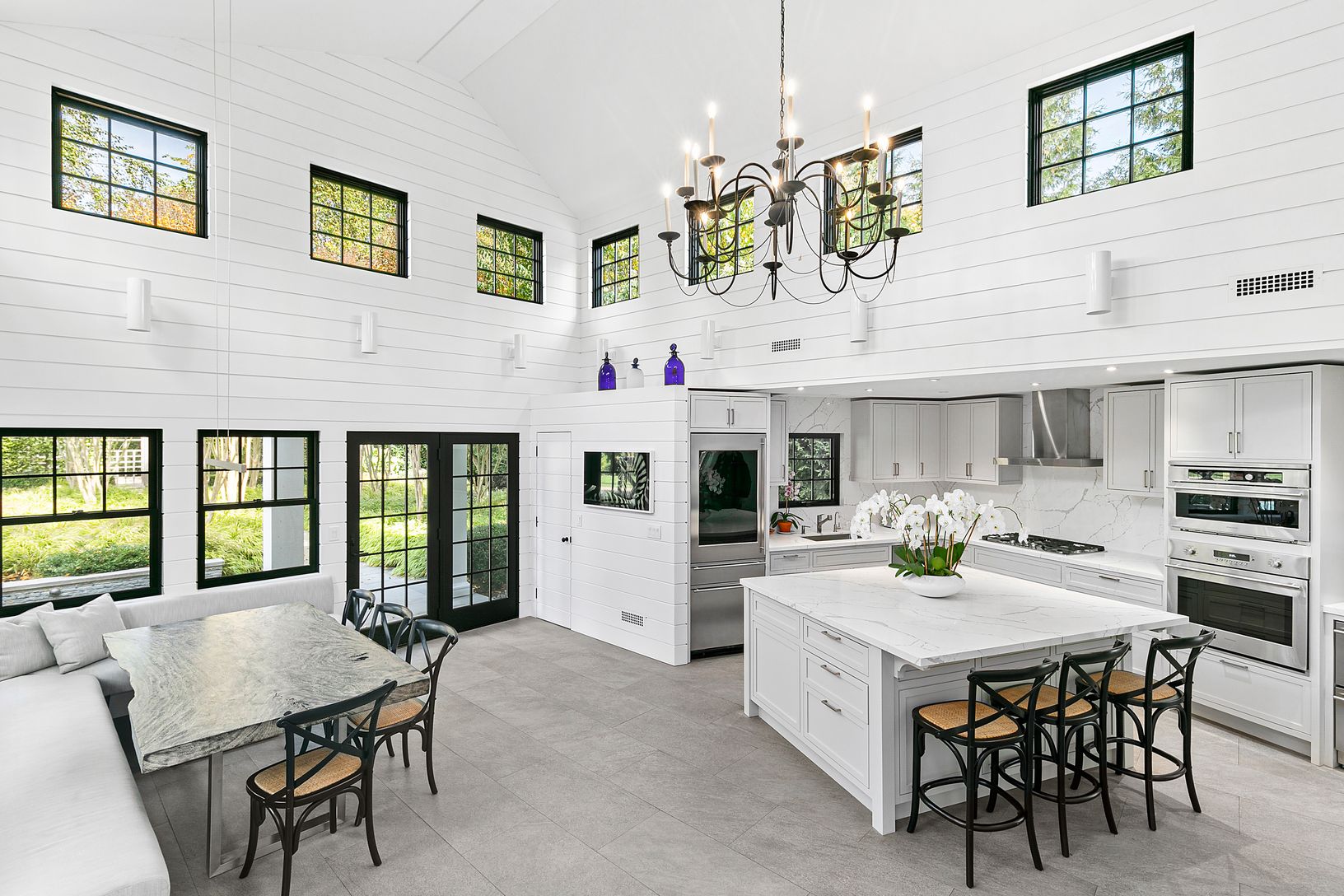 Open Kitchen & Breakfast Seating