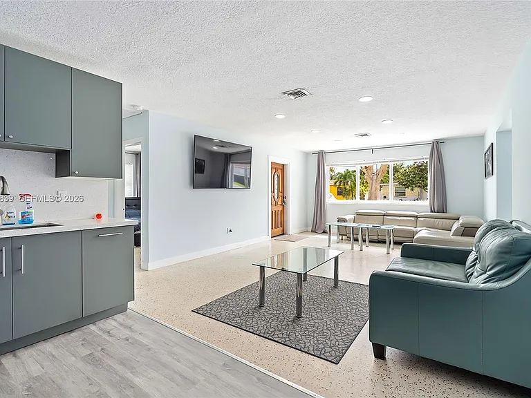 644 SW 7th Ct — Photo 17