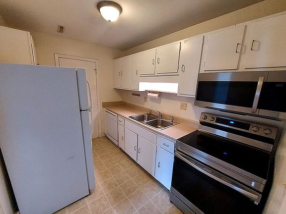 3rd image of 309 Loudon Rd APT 434
